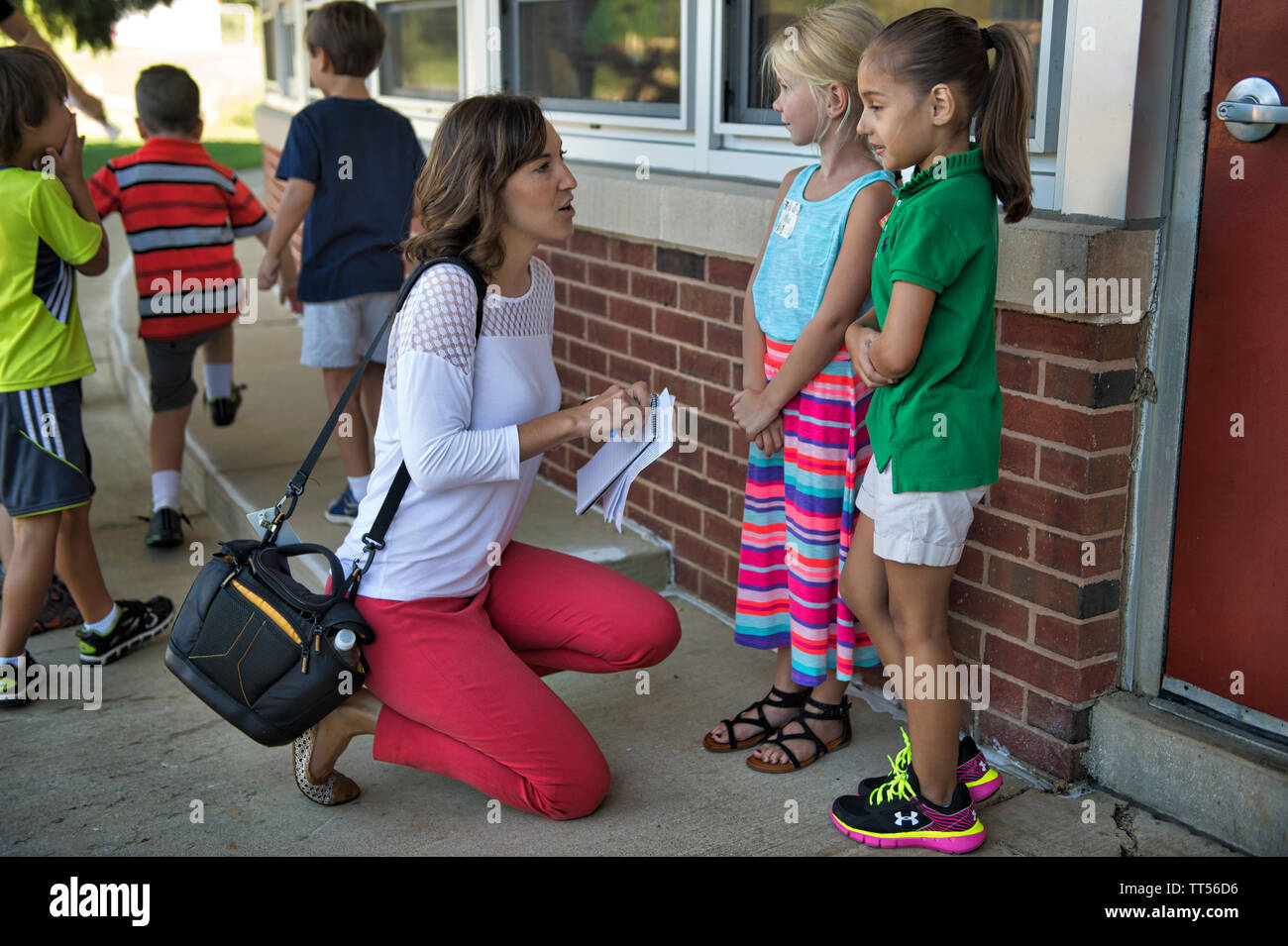 Stati Uniti - Agosto 22. 2016: Loudoun ora editor di Danielle Nadler ottiene la paletta interna da parte di studenti a Hillsboro carta Academy la seconda Foto Stock