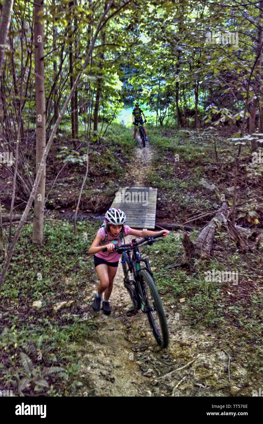 Stati Uniti: Giugno 19, 2016: Mountain bike presso la libertà vicino centro medaglioni in Loudoun County Virginia. (Foto di Douglas Graham) Foto Stock