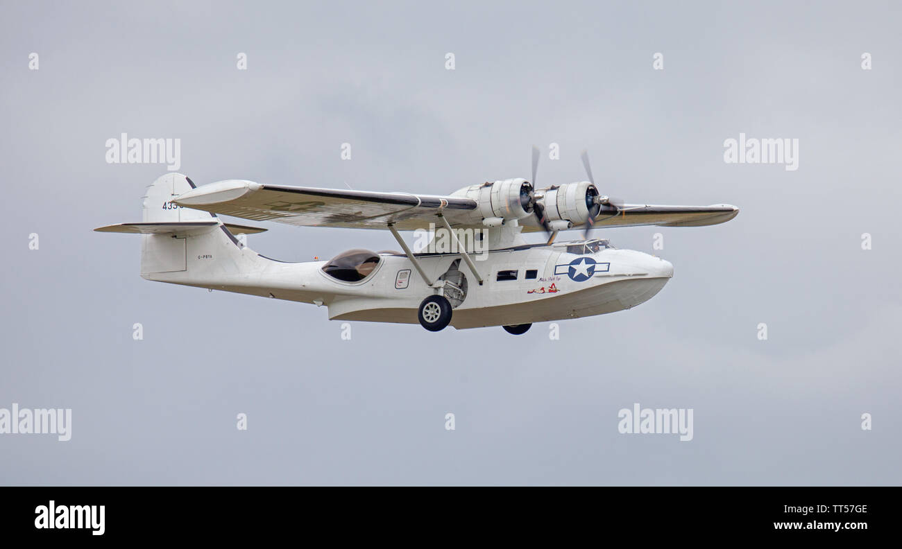 Diritto consolidato costruttiva PBY-5A Catalina 433915 flypast a Duxford Aerodrome, Cambridgeshire Foto Stock