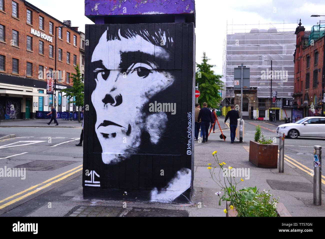 Stevenson Square, Manchester, Regno Unito, è quello di diventare un 'pop-up park' il 19 giugno 2019, dalle 04.30 pm alle 9.30pm, per contrassegnare l'aria pulita giorno di giugno 20th. I residenti sono la pianificazione dell'evento e sperare di comprendere alberi temporanea, un Speakers corner e attività sportive. Non ci sono piani per pedestrianise parti del Northern Quarter, la zona che comprende la piazza e alcune persone di lobby per questa piazza per essere inclusi per rendere priva di traffico. Questa iniziativa giunge in un momento in cui si scaglia contro il cambiamento climatico, il riscaldamento globale e inquinamento atmosferico sono in aumento. Foto Stock