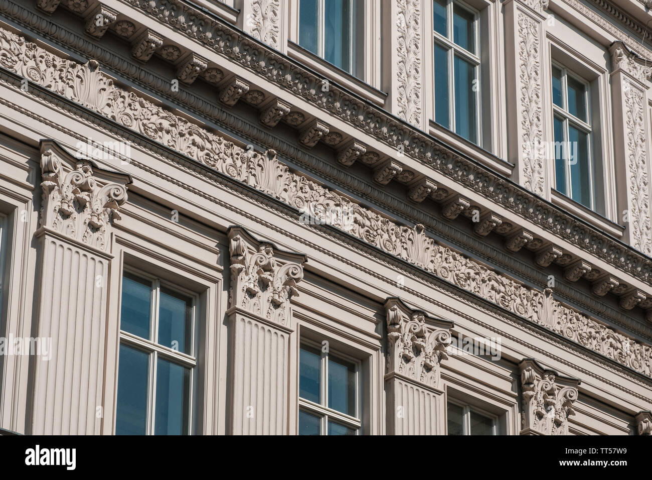 La bella e storica facciata di edificio decorazione a Berlino, Germania Foto Stock