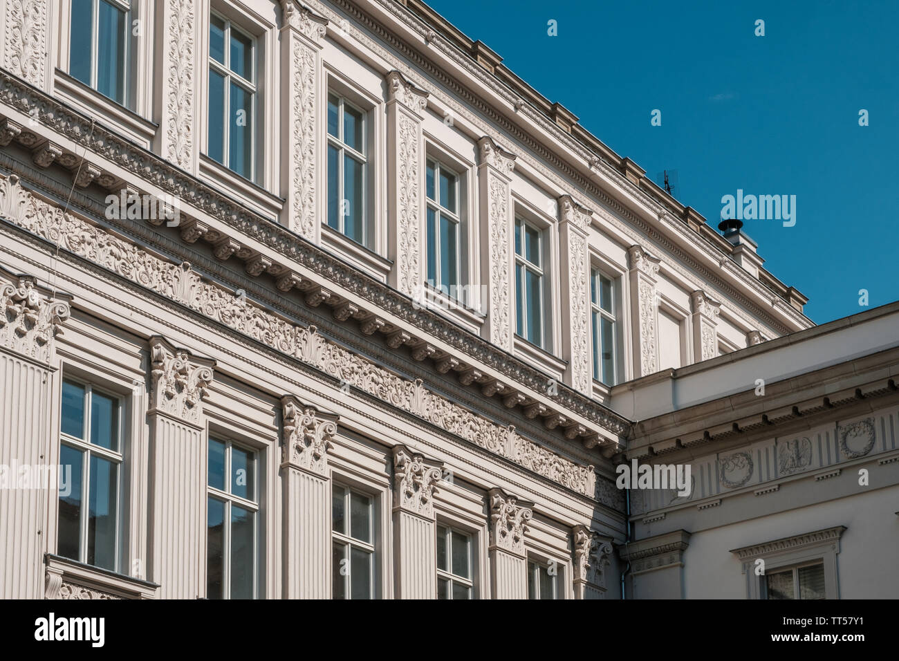 La bella e storica facciata di edificio decorazione a Berlino, Germania Foto Stock