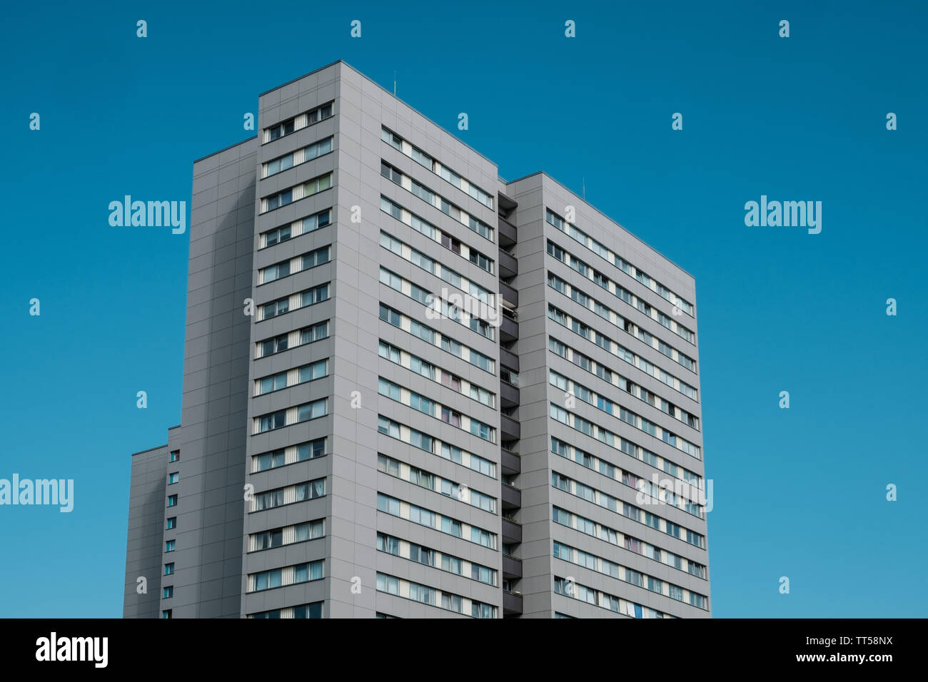 Alto edificio di appartamenti sul cielo blu Foto Stock
