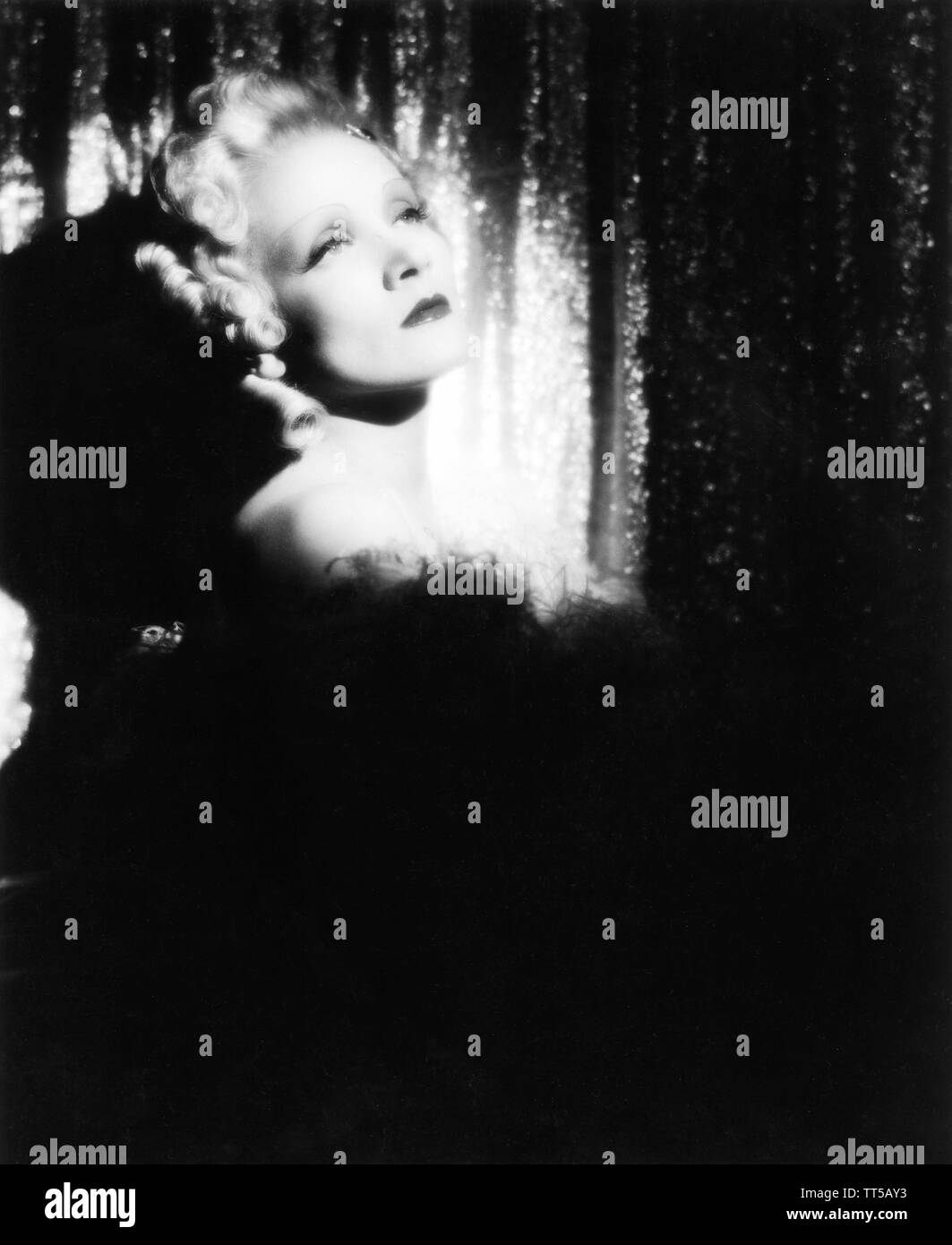 MARLENE DIETRICH come Caterina la Grande di Russia nell'Imperatrice