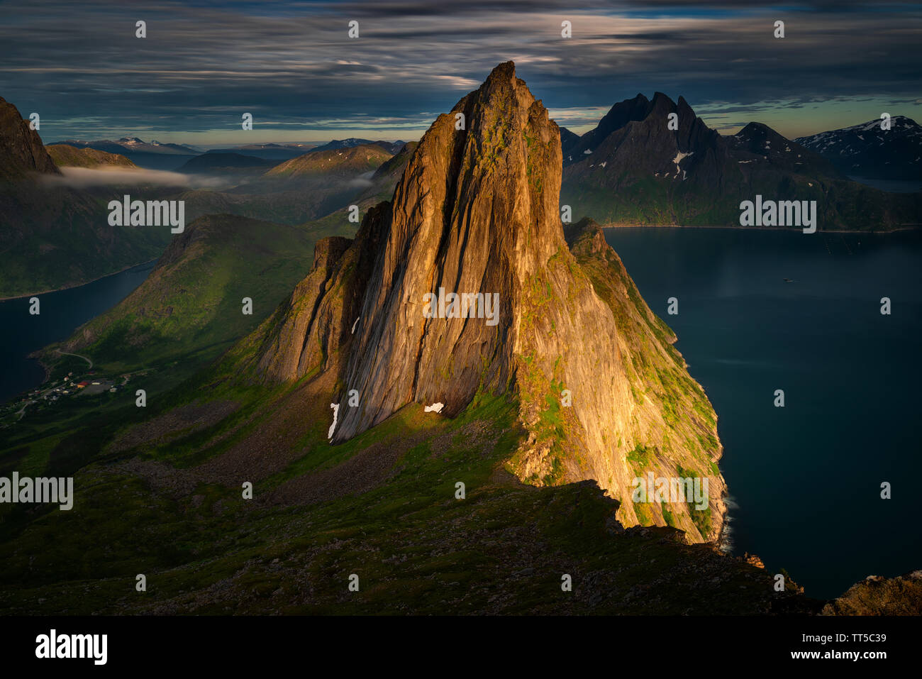 E Segla Fjordgard e Fjordgard villaggio nel tramonto, Senja, Norvegia Foto Stock