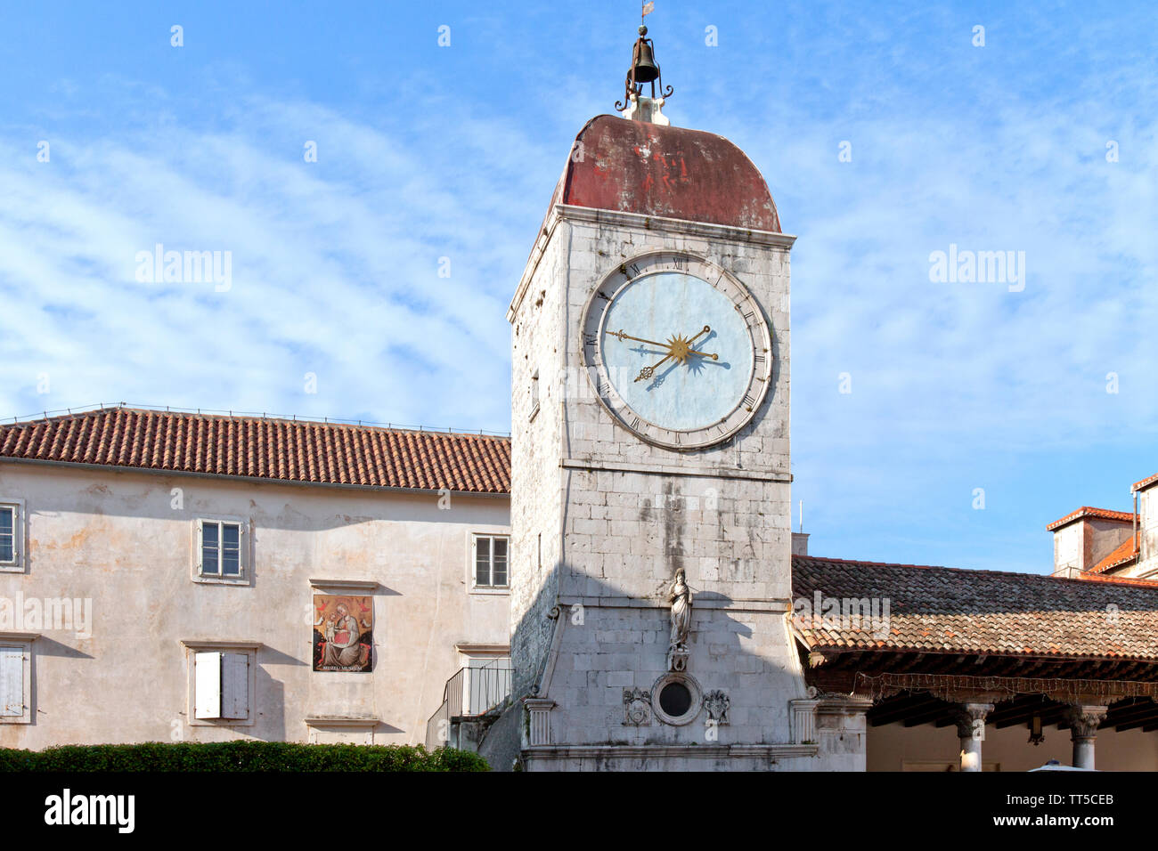 Databili dal pre-rinascimento, Trogir blu-fronte di clock e la sua torre è in Giovanni Paolo II Square (Trg Ivana Pavla II). Foto Stock