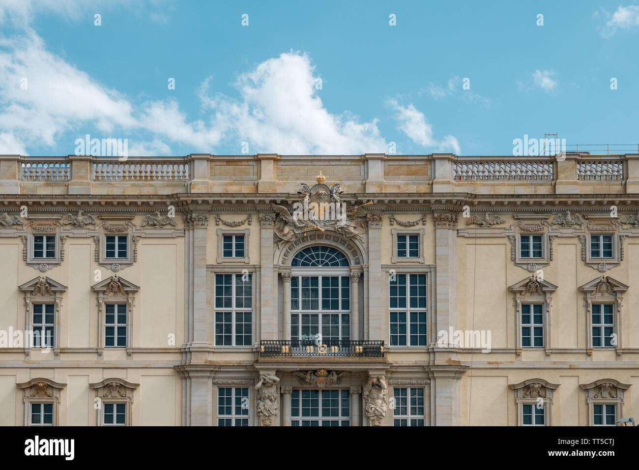 Berlino, Germania - Giugno 2019: ricostruita una facciata storica della città di Berlino Palace (Berliner Stadtschloss a.k.a. Berliner Schloss in tedesco), t Foto Stock