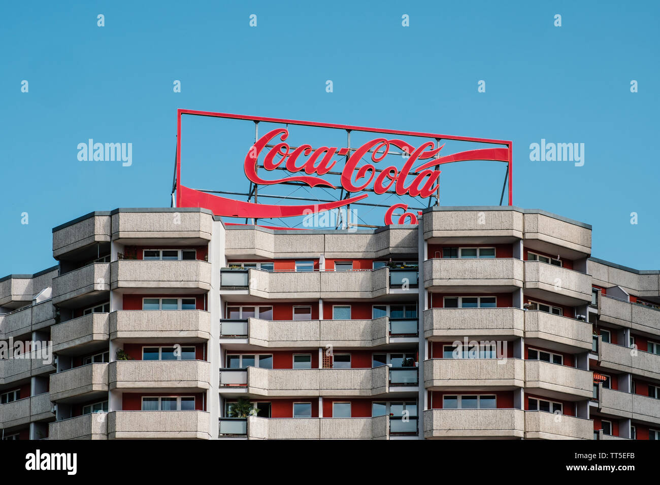 Berlino, Germania - Giugno 2019: Il logo della Coca Cola pubblicità luce al neon lettere sul tetto edificio a Berlino, Germania Foto Stock