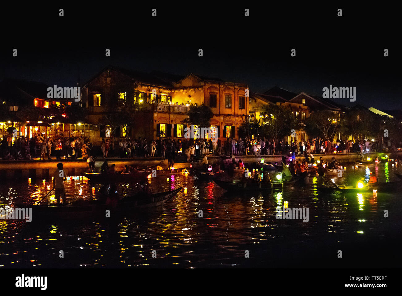La vita notturna lungo il fiume Thu Bon, città vecchia, Hoi An, Quang Nam Provincia, Vietnam Asia Foto Stock