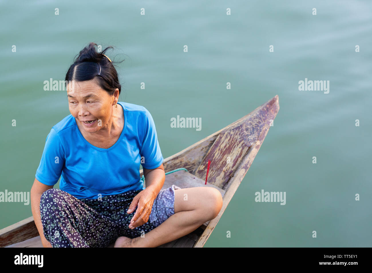 Unica donna vietnamita galleggianti in barca in Thu Bon River, Hoi An, Quang Nam Provincia, Vietnam Asia Foto Stock
