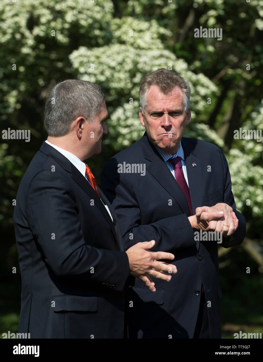 Stati Uniti - 24 Maggio 2016: il Governatore Terry McAuliffe colloqui con delega Randy Minchow al Blandy fattoria sperimentale in Boyce Virginia oggi. Il Gove Foto Stock