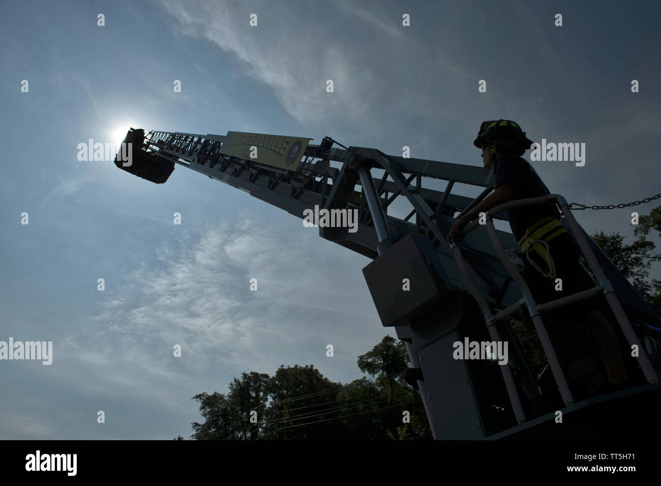 Stati Uniti - Giugno 27, 2016: Vigili del Fuoco Boyle, Gallahan nero e ottenere qualche tempo di formazione nella torre sul carrello 602 del Purcellville Pubblica Sicurezza C Foto Stock