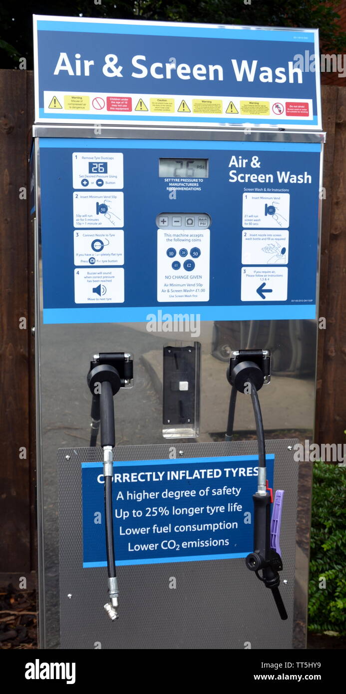Un aria di schermo e unità di lavaggio nel parcheggio di un supermercato Tesco a Manchester, Regno Unito Foto Stock
