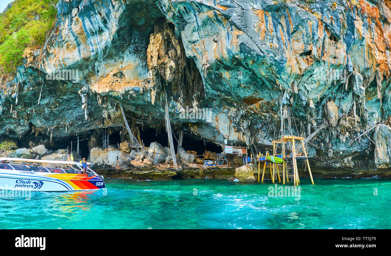 PHIPHI LEH, Tailandia - 27 Aprile 2019: Panorama della Grotta del Vichingo (Tham Phaya Nak) con una velocità turistica-barca, rendendo Phi Phi Island tour, il 27 aprile Foto Stock