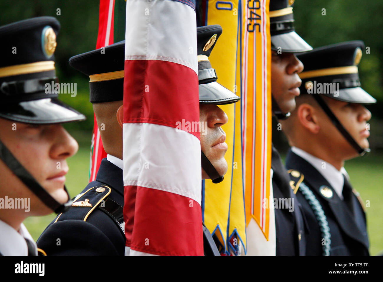 Philadelphia, PA, Stati Uniti d'America - 14 Giugno 2019: membri attivi dell'U.S. Forze Armate, veterani e storico re-enactors commemorare bandiera giornata presso il Centro Nazionale della Costituzione, a Philadelphia, Pennsylvania. Credito: OOgImages/Alamy Live News Foto Stock