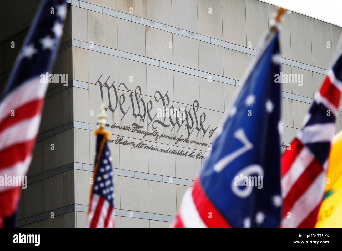 Philadelphia, PA, Stati Uniti d'America - 14 Giugno 2019: Storico delle bandiere nordamericane sono volato a commemorare la Giornata di bandiera presso il Centro Nazionale della Costituzione, a Philadelphia, Pennsylvania. Credito: OOgImages/Alamy Live News Foto Stock