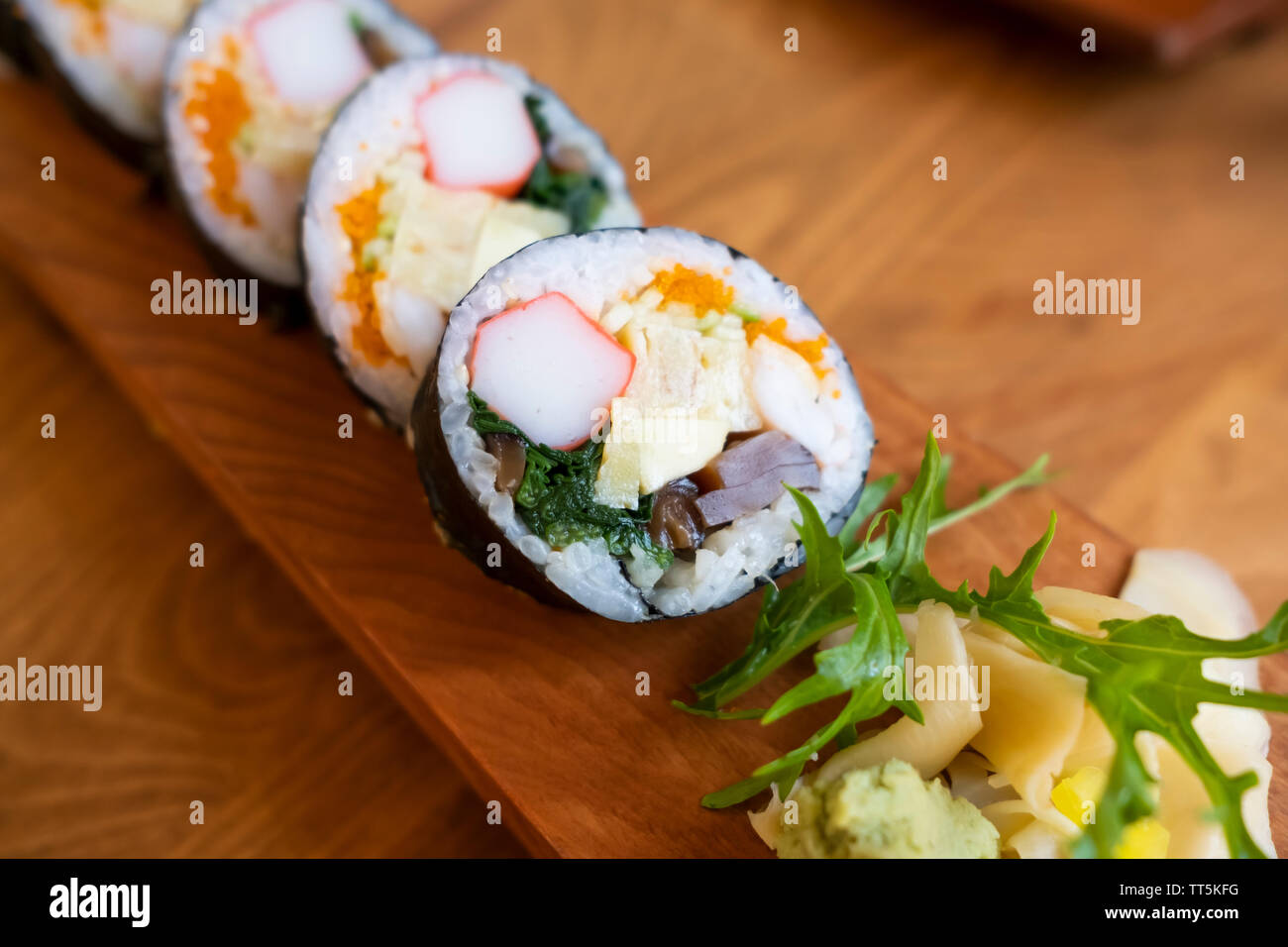 Close up di sushi rotoli, in California e in stile tradizionale sushi rotoli Foto Stock