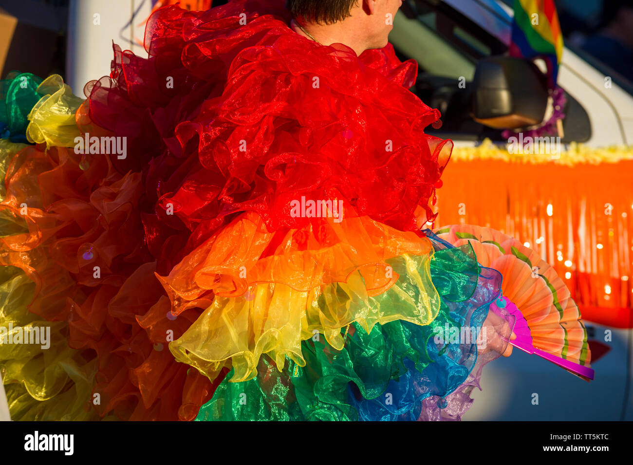 Vivacemente colorato rainbow costume di carnevale passando in un Gay Pride Parade in città Foto Stock