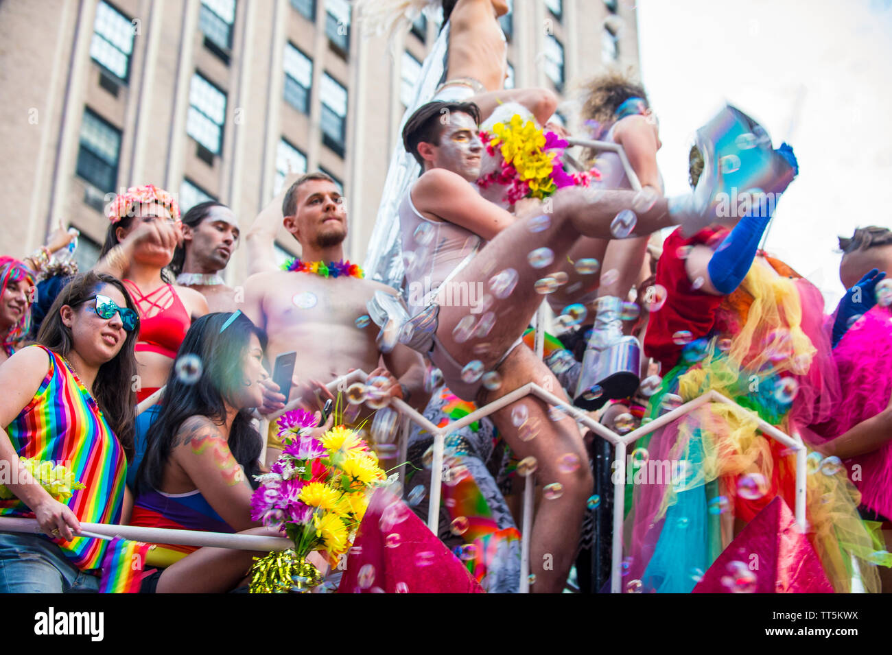 NEW YORK CITY - Giugno 25, 2017: un galleggiante affollate di ballerini in costumi sgargianti passa per Greenwich Village nel bilancio annuale Gay Pride Parade. Foto Stock
