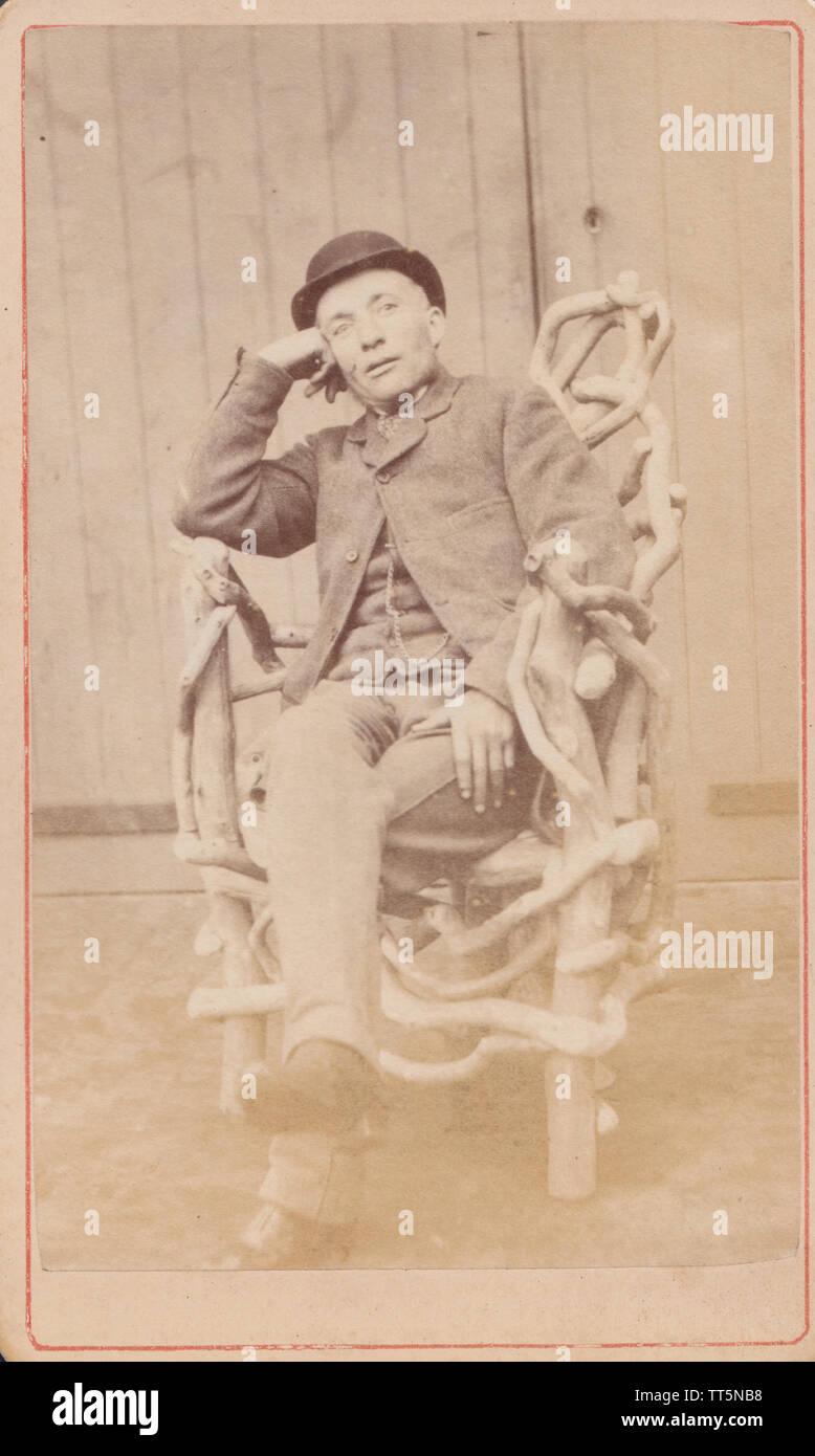 CDV (Carte De visite) di un uomo Vittoriano, eventualmente un falegname seduto su un rustico Twisted sedia in legno Foto Stock