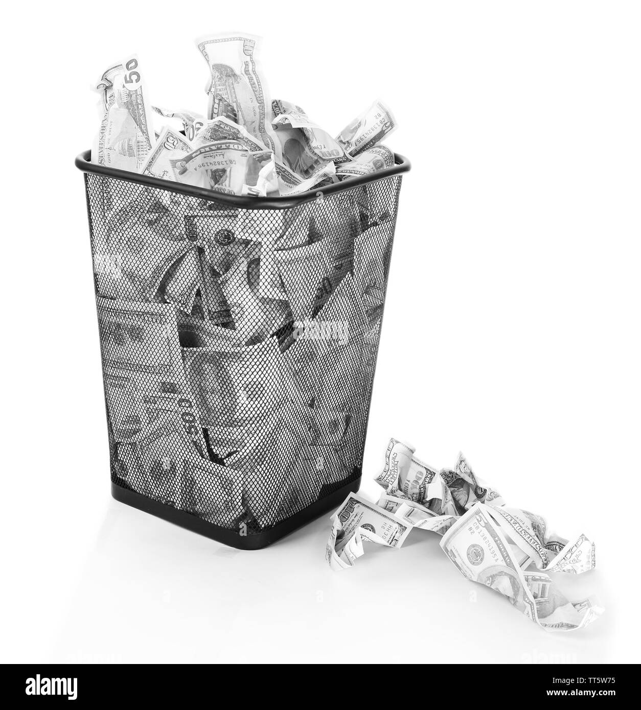 Denaro nel bidone della spazzatura isolato su bianco Foto Stock