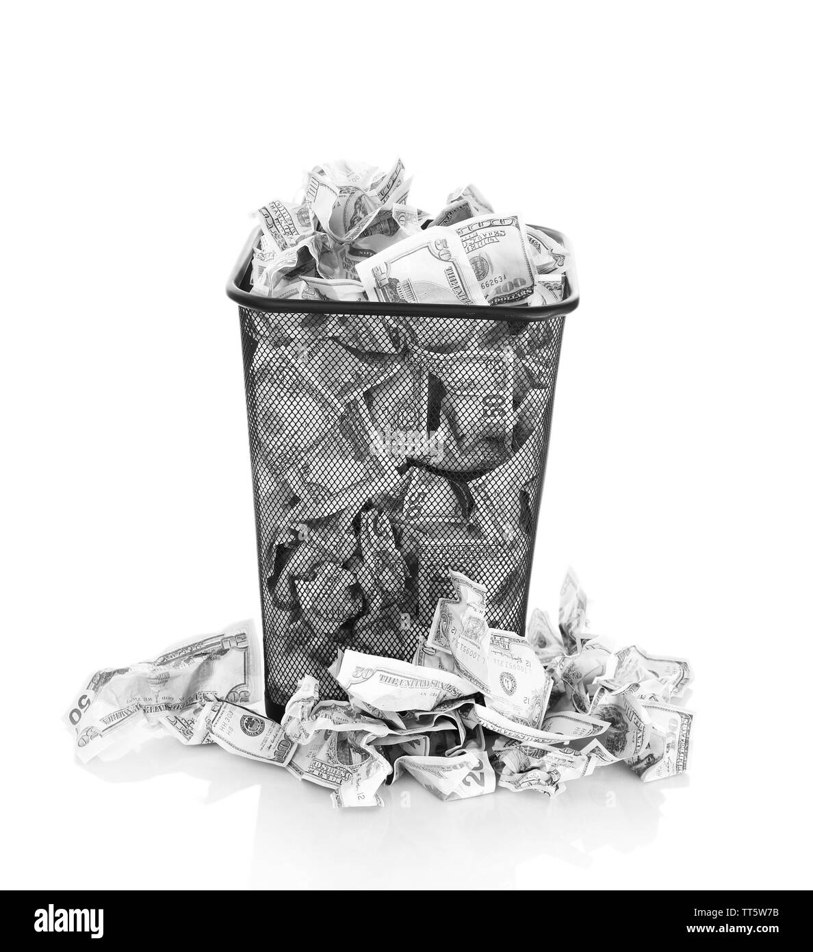 Denaro nel bidone della spazzatura isolato su bianco Foto Stock
