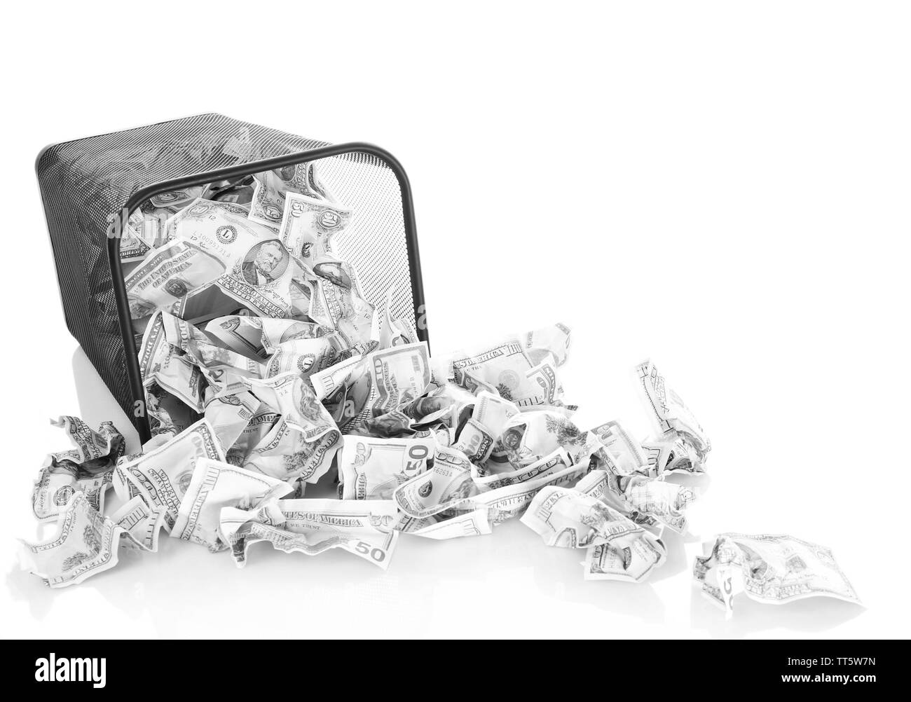 Denaro nel bidone della spazzatura isolato su bianco Foto Stock