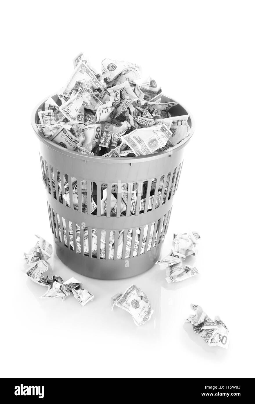 Denaro nel bidone della spazzatura isolato su bianco Foto Stock