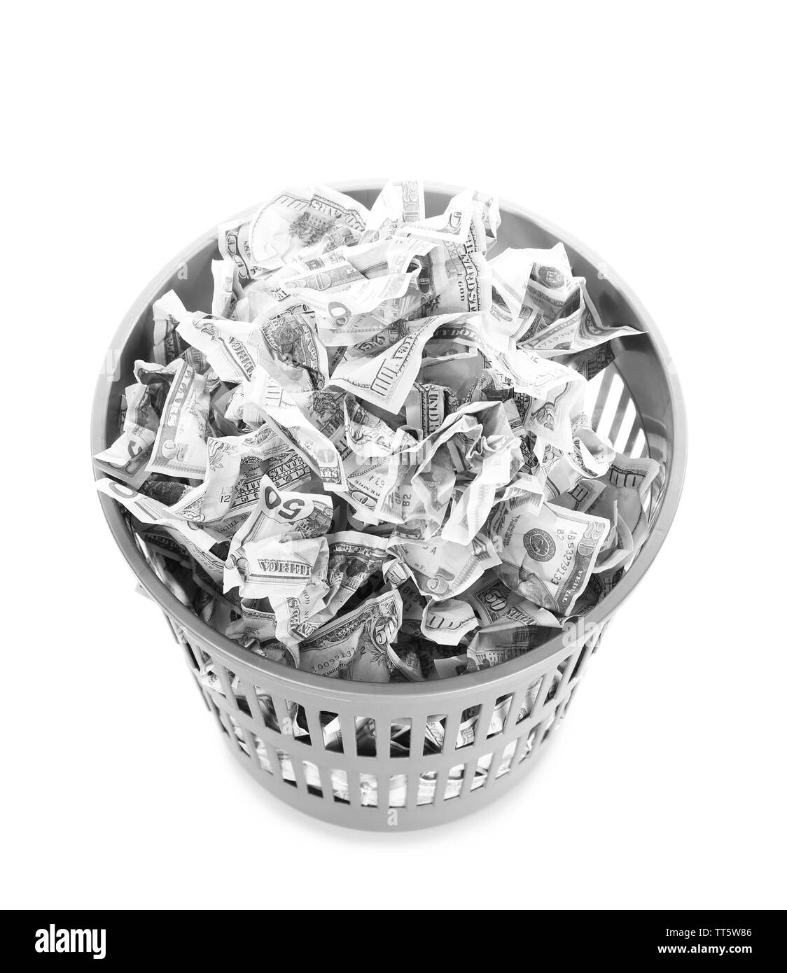 Denaro nel bidone della spazzatura isolato su bianco Foto Stock