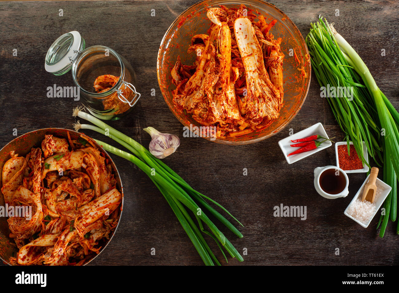 Vari articoli alimentari e di ingredienti per rendere piccante kimchee un sano preferito coreano fermentato condimento. Colorato e delizioso. Foto Stock