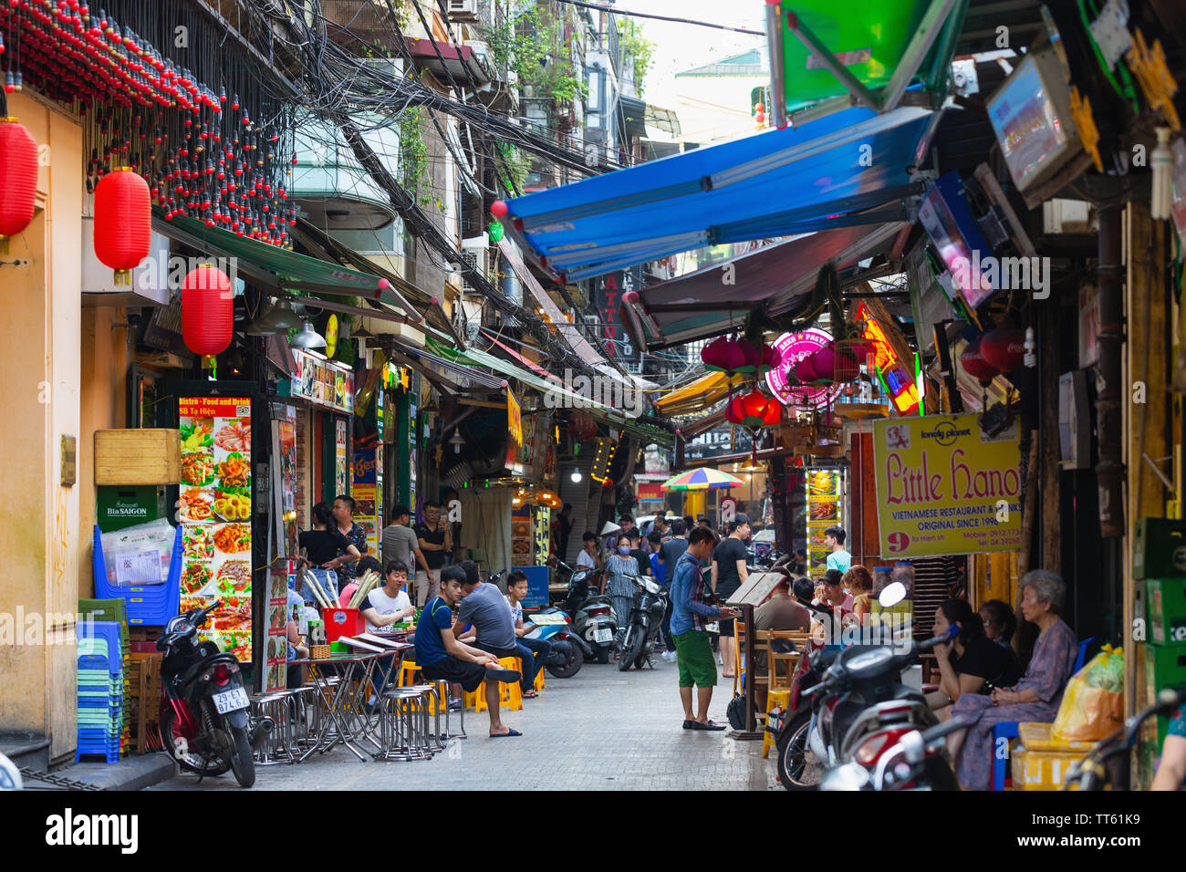 Ristoranti nel quartiere antico vicolo, Hanoi, Vietnam Asia Foto Stock