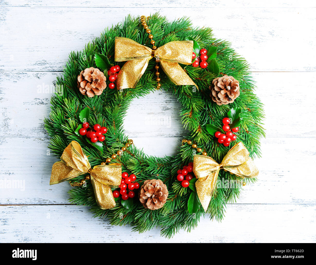 Natale corona decorativo con foglie di vischio su sfondo di legno Foto Stock