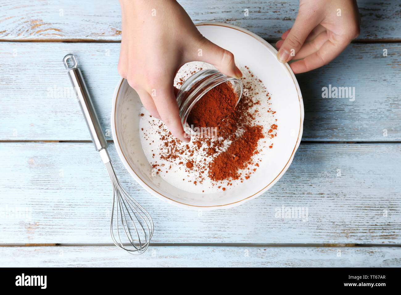 Preparare la pasta di pane, miscelazione degli ingredienti Foto Stock