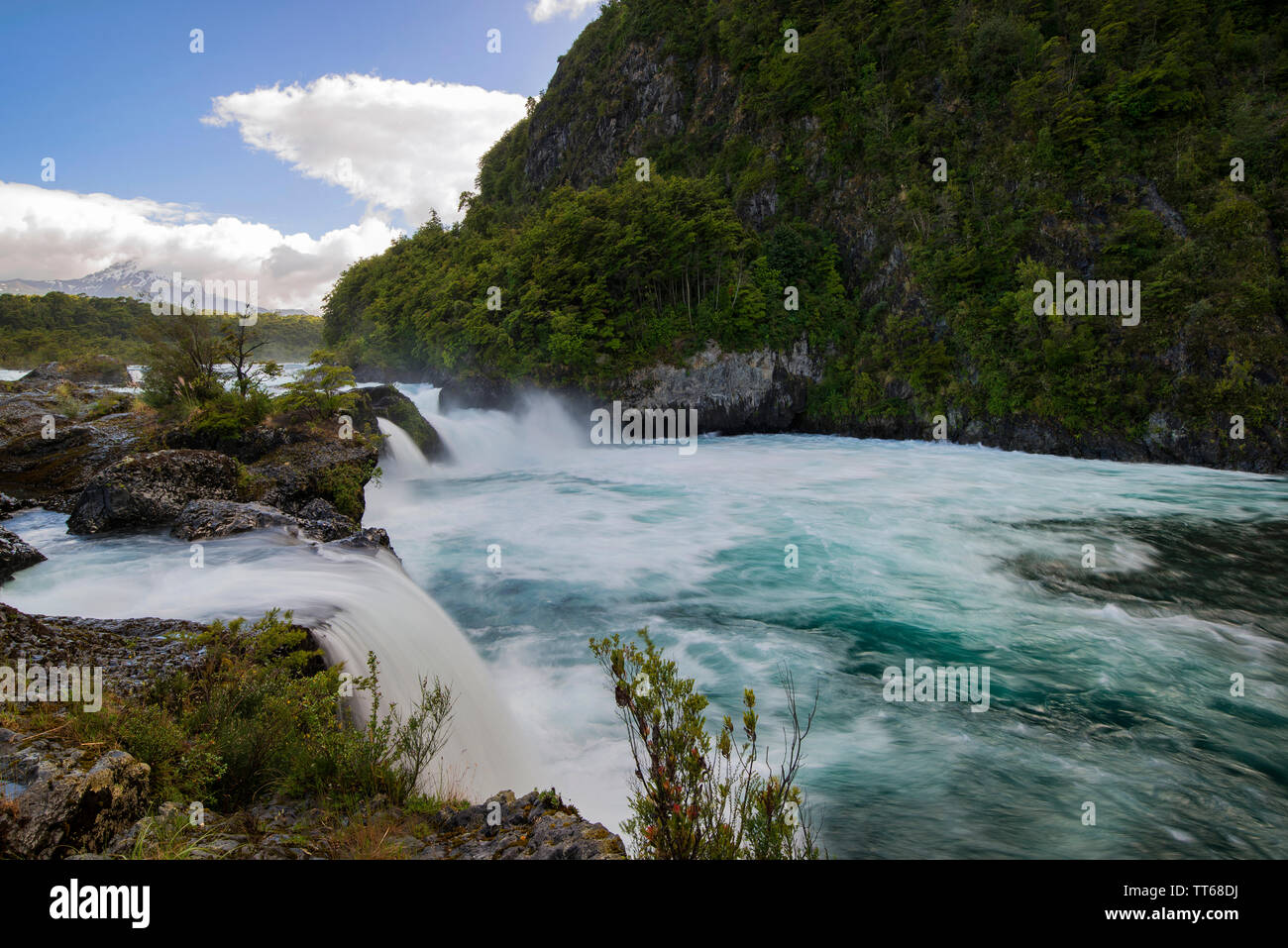 Petrohue Cascate e il vulcano Osorno con la sua cima innevata vicino a Puerto Varas, Patagonia cilena, Lake District, Cile, America del Sud. Foto Stock