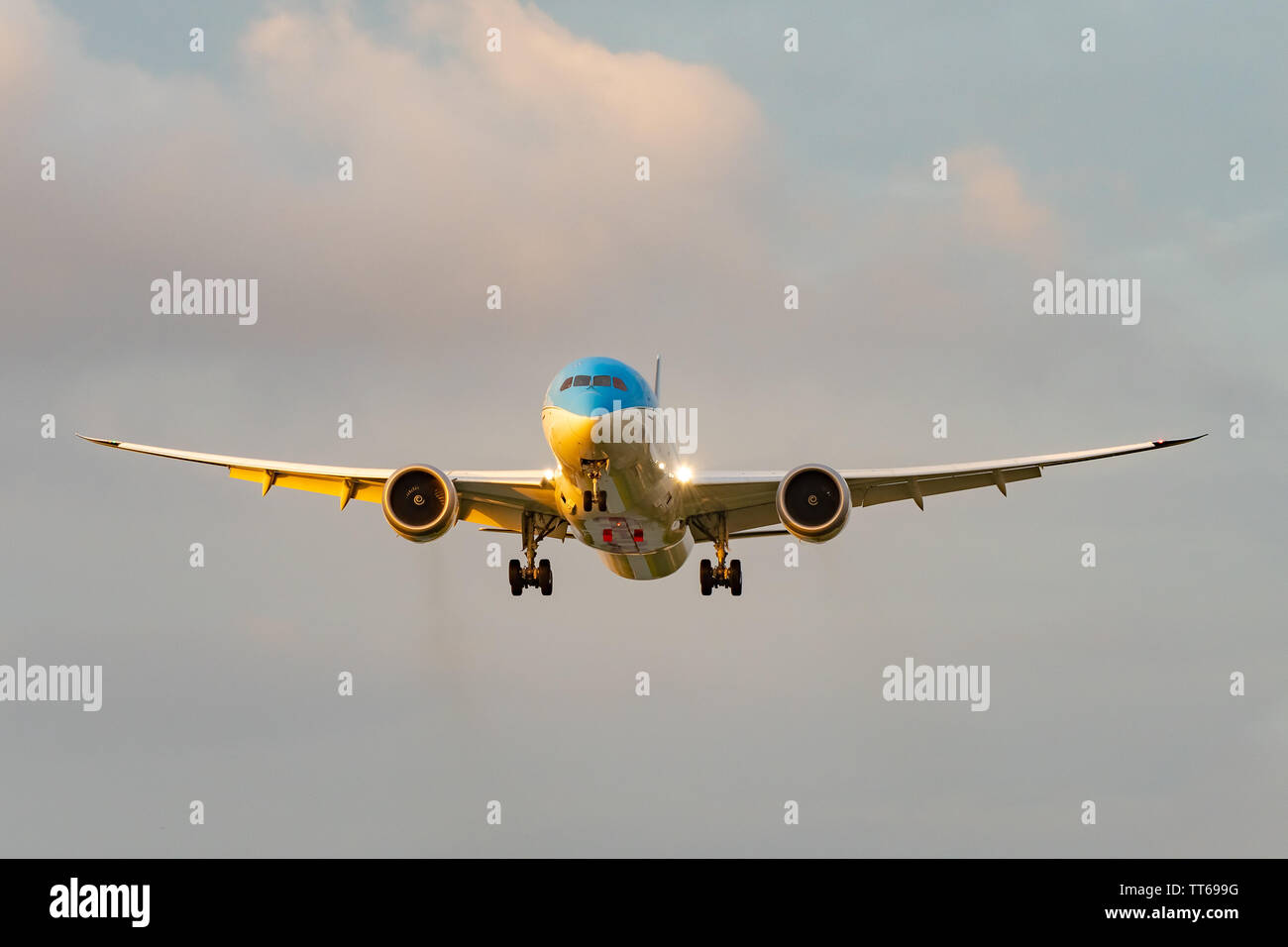 Montego Bay, Giamaica - 4 Maggio 2019: NEOS Compagnia Aerea (un italiano tempo libero compagnia aerea) 787-9 Boeing Dreamliner aereo atterra all'Aeroporto Internazionale di Sangster. Foto Stock