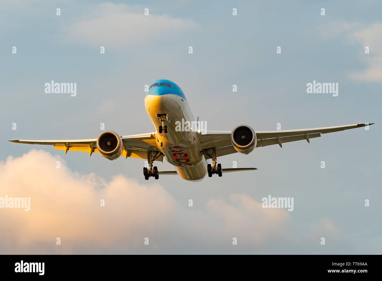 Montego Bay, Giamaica - 4 Maggio 2019: NEOS Compagnia Aerea (un italiano tempo libero compagnia aerea) 787-9 Boeing Dreamliner aereo atterra all'Aeroporto Internazionale di Sangster. Foto Stock