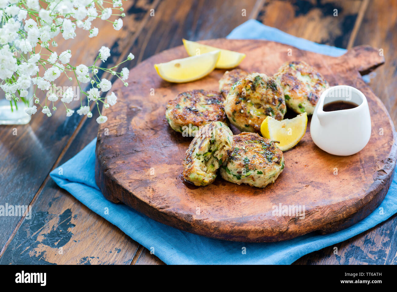 Fresche fritte polpette di pollame, Turchia, costolette di pollo sulla piastra su pannello di legno Foto Stock