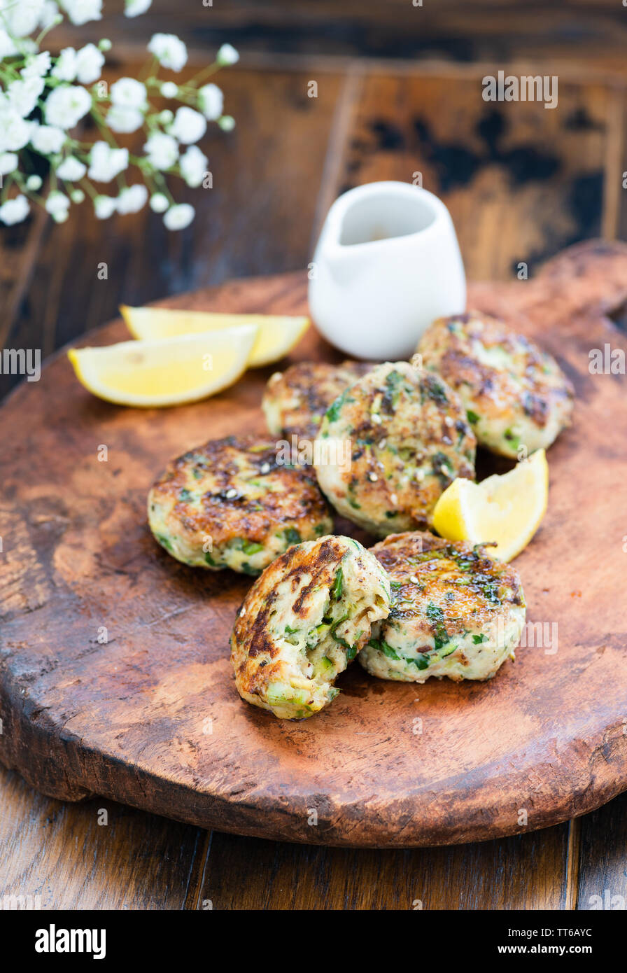 Fresche fritte polpette di pollame, Turchia, costolette di pollo sulla piastra su pannello di legno Foto Stock