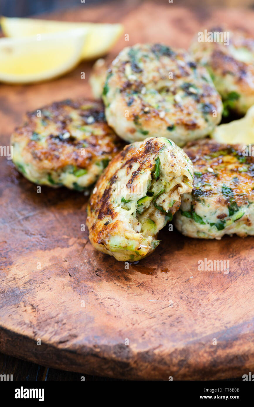 Fresche fritte polpette di pollame, Turchia, costolette di pollo sulla piastra su pannello di legno Foto Stock