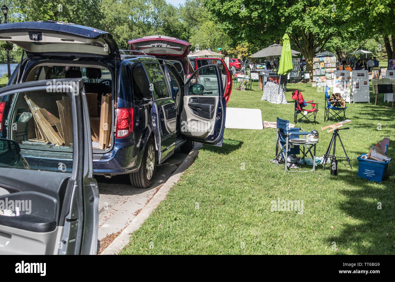 Furgoni con porte aperte, pronta a prendere gli artisti e le loro opere a fine spettacolo all'aperto a Stratford, Ontario. Foto Stock