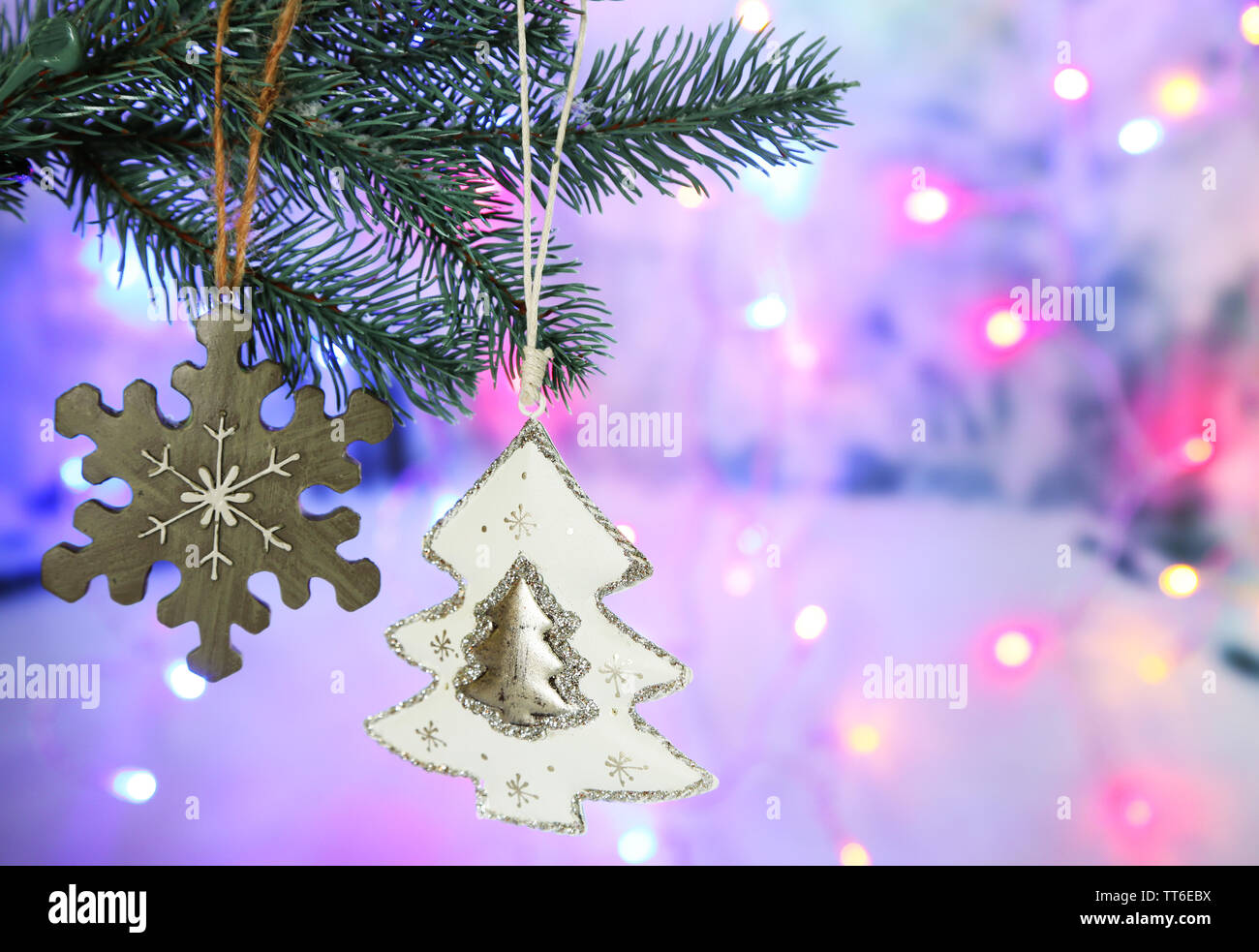 Bellissimo albero di Natale con i giocattoli sullo sfondo lucido Foto Stock