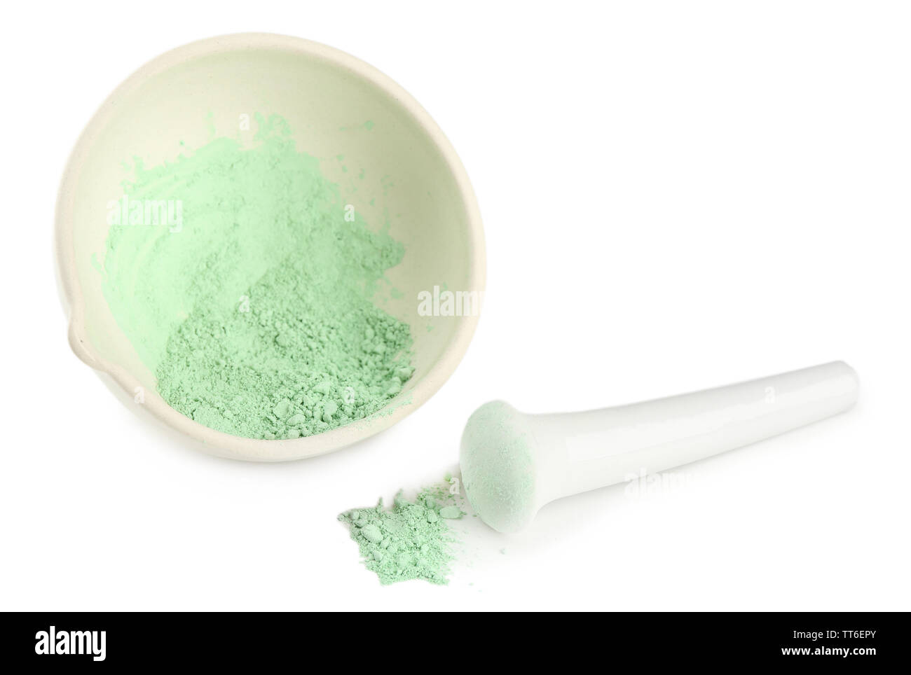 Pestello di laboratorio nel mortaio con materiale macinato, isolato su bianco Foto Stock