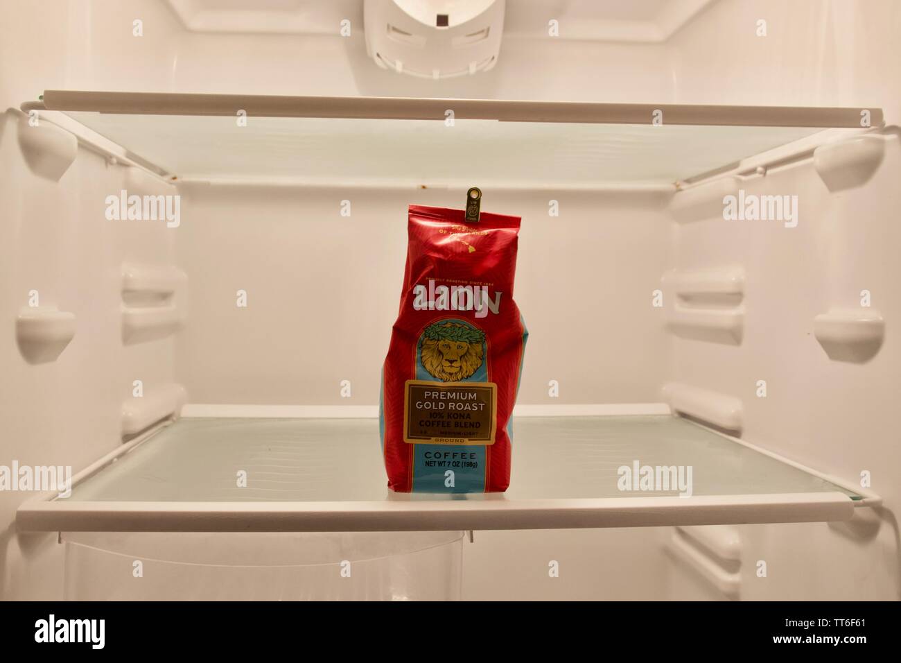 Lion arrosto oro caffè macinato all'interno di un frigorifero Foto Stock