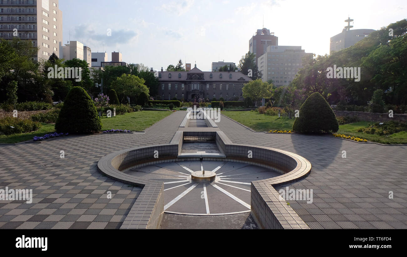 SAPPORO, Giappone - 18 Maggio 2019: Parco di fronte a Sapporo City Museum, noto anche come Sapporo Shiryokan, ex Sapporo corte di appello. Foto Stock