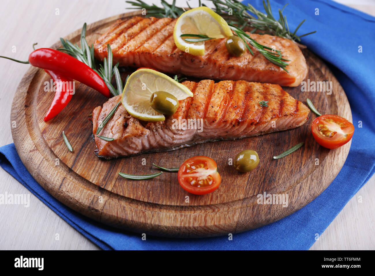 Salmone alla griglia con spezie sul bordo di taglio su sfondo di legno Foto  stock - Alamy