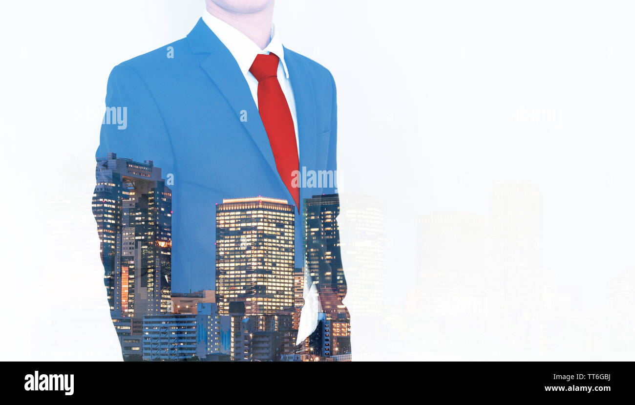 Il concetto di business. Imprenditore in tuta blu e cravatta rossa, con doppia esposizione panoramico ufficio business edifici in città, su sfondo bianco Foto Stock