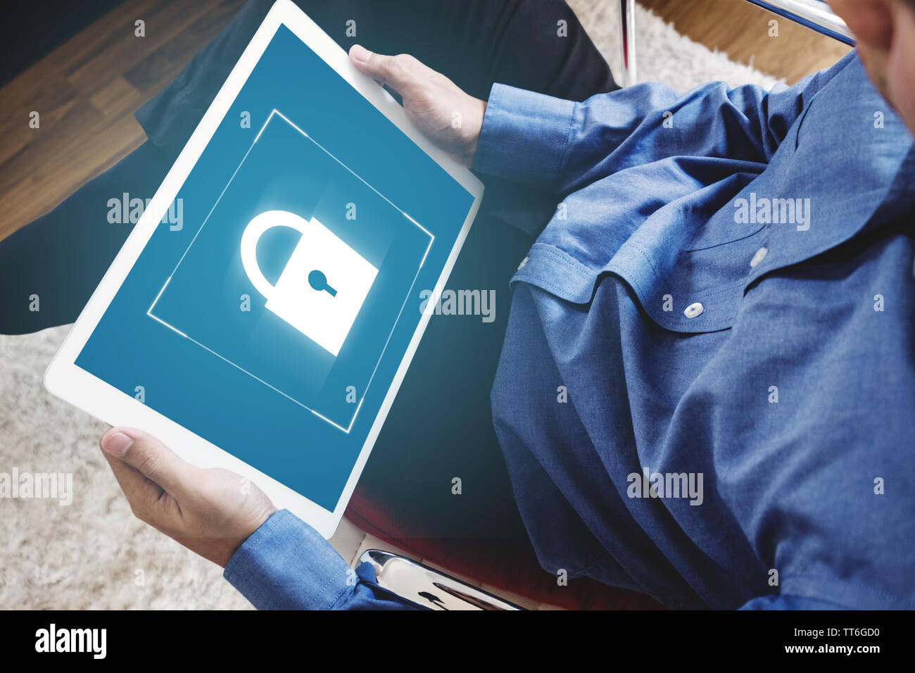 Dispositivo mobile di protezione sistema. un uomo con tavoletta digitale e l'icona a forma di lucchetto sullo schermo Foto Stock