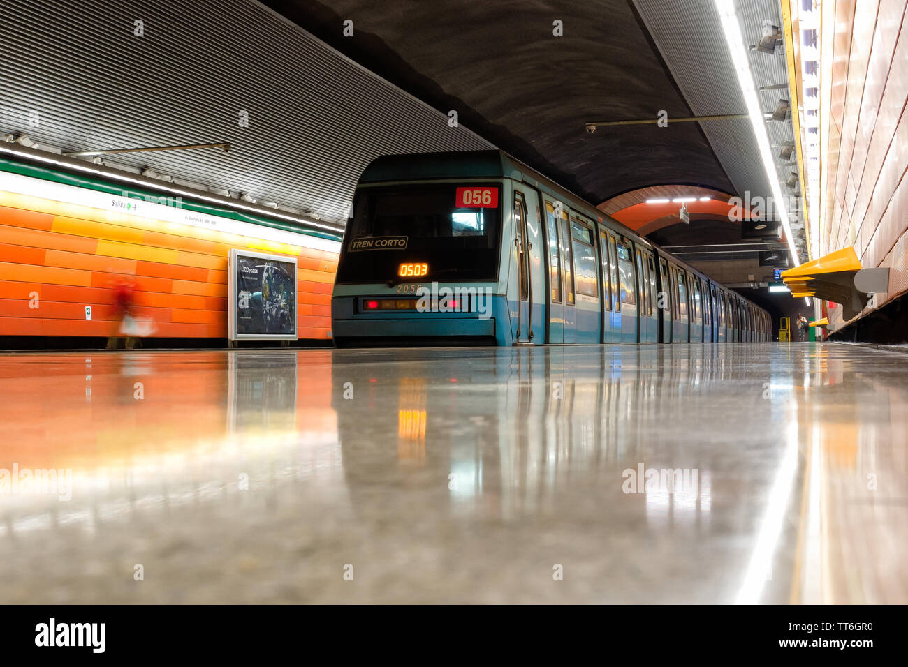 SANTIAGO DEL CILE - Agosto 2015: Un Metro de Santiago treno su Lo stazione Prado Foto Stock