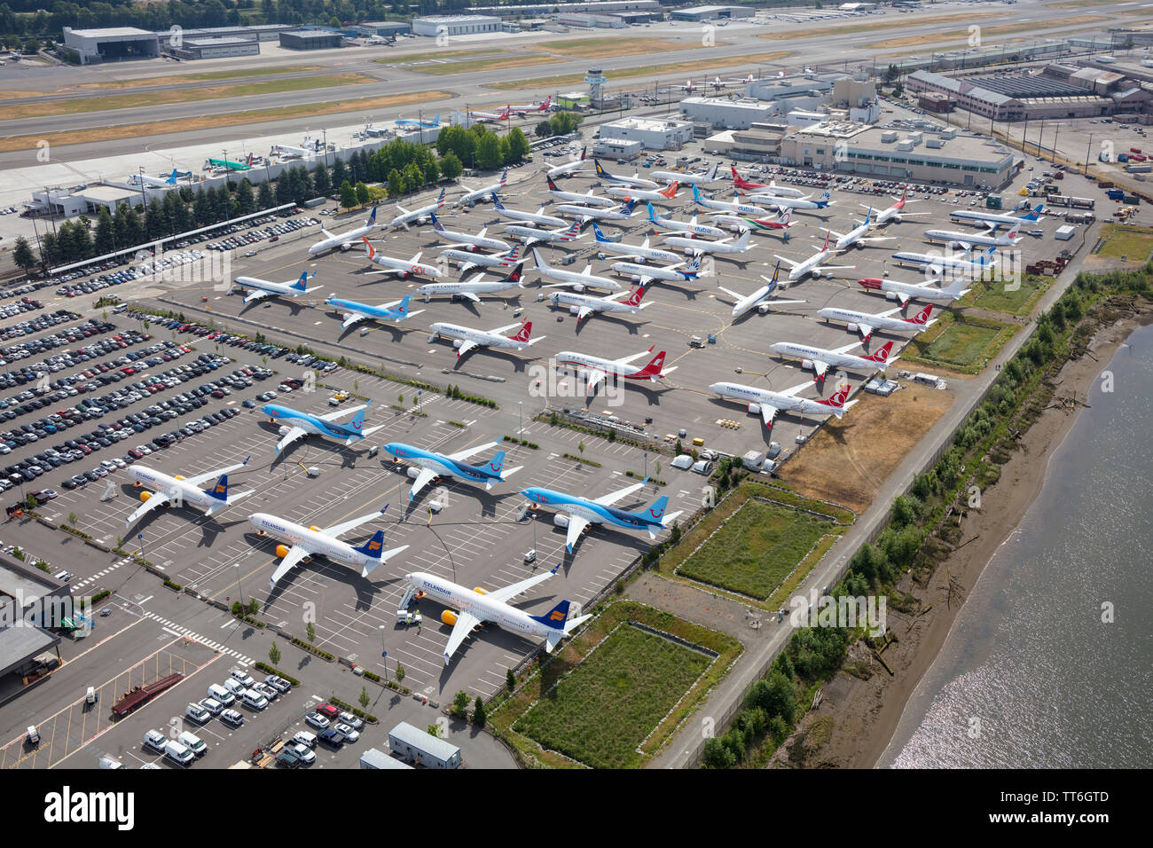 Giugno 2019: Fuoriuscita di Icelandair e Tui Boeing 737 Max aeromobili collegati a terra presso la fabbrica Boeing Field vicino Seattle al parcheggio per dipendenti, WA, USA Foto Stock