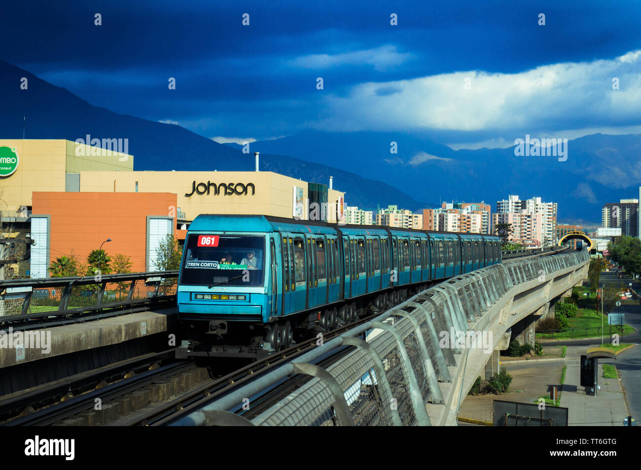 SANTIAGO DEL CILE - Ottobre 2015: una metropolitana di Santiago NS93 entrando in treno stazione Pedrero Foto Stock